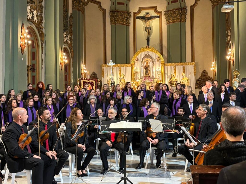 El Orfeón Discantus y la Orquesta Sinfónica de Cartagena en el Concierto de Navidad.